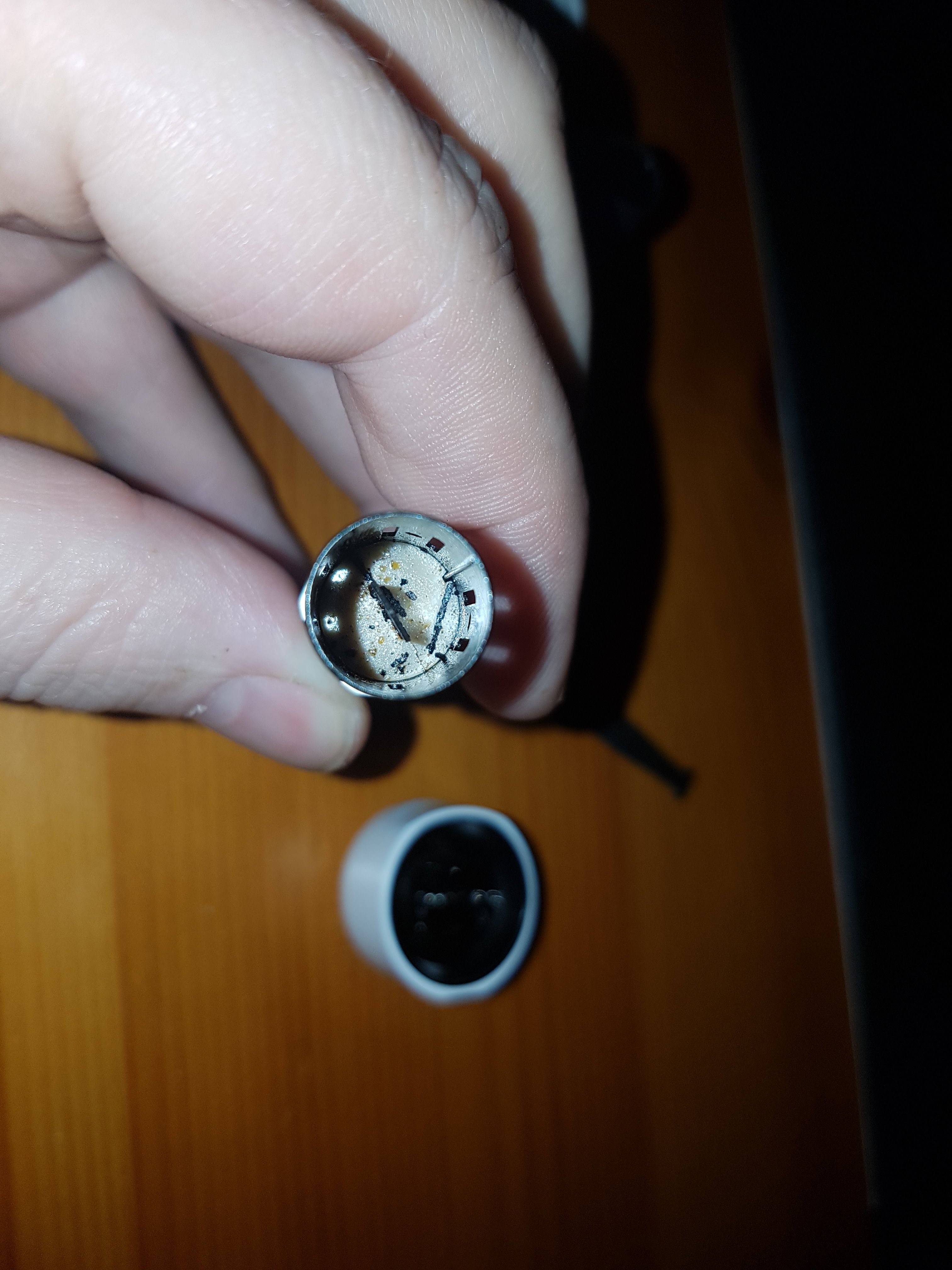 Picture of the inside of the IQOS holder showing charred debris